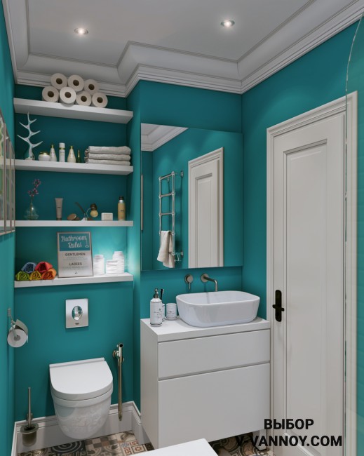 Пенополируретановые молдинги подходят не только для отделки стен в квартире, такой декор применяют даже в ванной комнате. Элементы можно выкрасить в любой цвет. В данном случае молдинги сделали белыми, на контрасте с насыщенными бирюзовыми стенами.