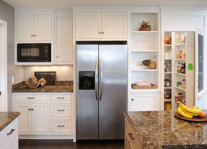 холодильник в интерьере кухни