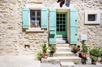 классические ставни бирюзового цвета на каменном фасаде дома придадут свежести его облику