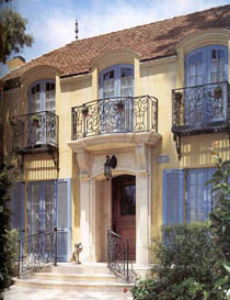 фото примера фасада в стиле прованс со ставнями и изящной ковкой