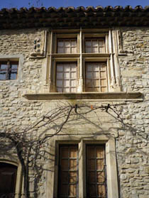 фрагмент каменного фасада дома