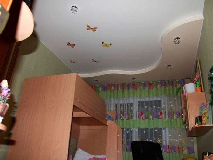 Натяжной потолок с яркими украшениями в детской комнате 