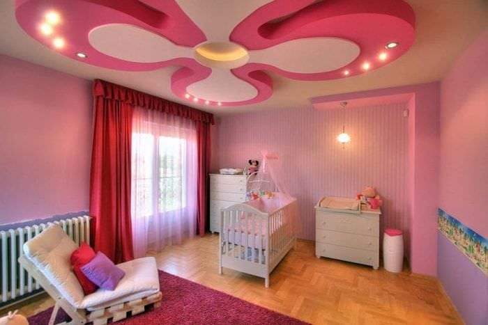 ркий натяжной потолок в розовом цвете для детской 