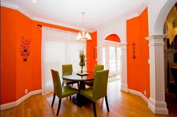 сочетание яркого оранжевого в интерьере спальни с другими цветами