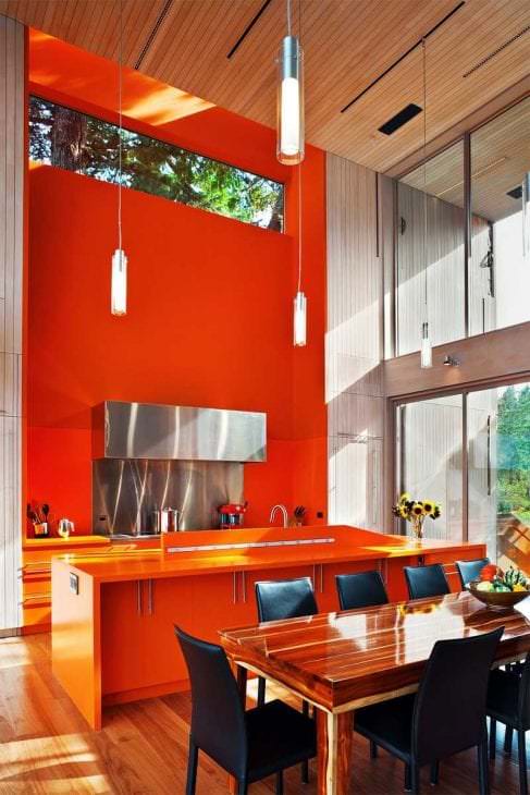 сочетание светлого оранжевого в интерьере дома с другими цветами