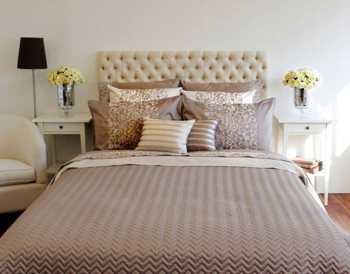 Красивые подушки на кровати в спальне супругов