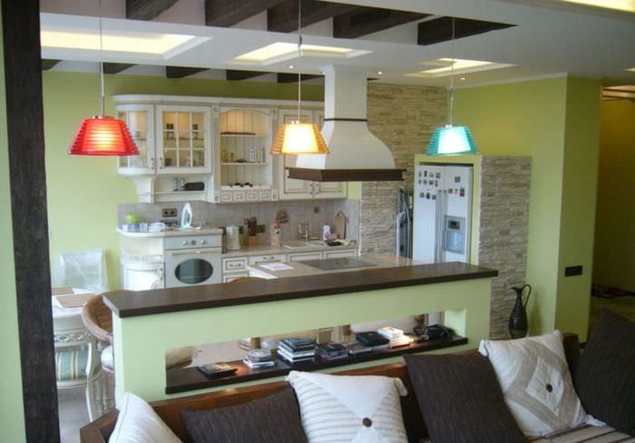 Зонирование кухни-гостиной с помощью осветительных приборов