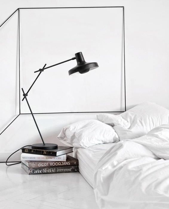 Пример экстра-минимализма в убранстве спальной комнаты
