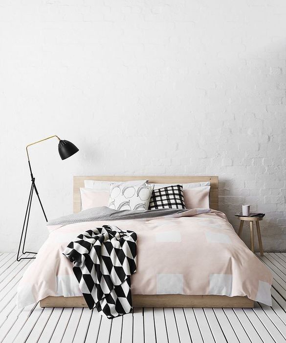 Белый интерьер спальни в стиле минимализма