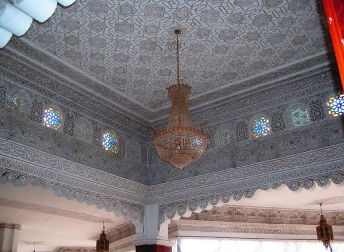 Потолок в марокканском стиле в гостиной загородного дома