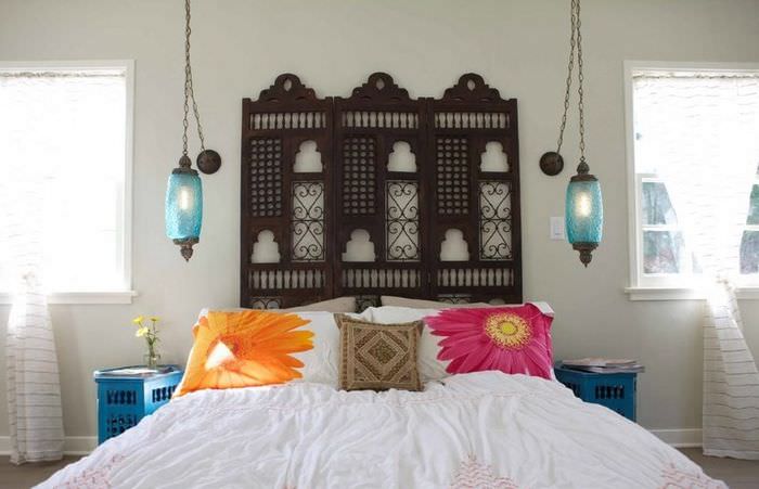 Декорирование спальни яркими подушками в марокканском стиле