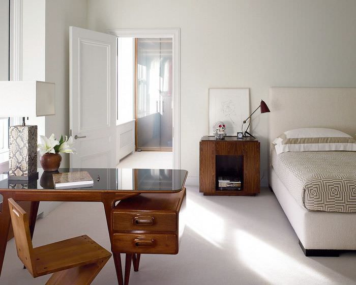 Деревянная мебель с темной отделкой в дизайне спальни в стиле минимализма