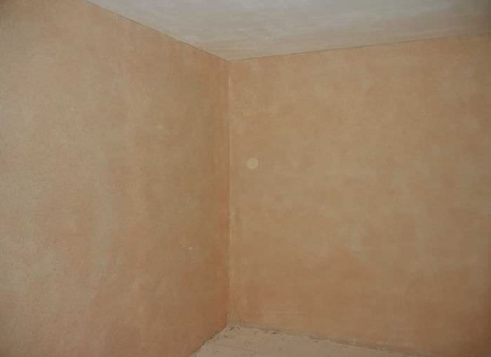 Стены в комнате после нанесения жидких обоев