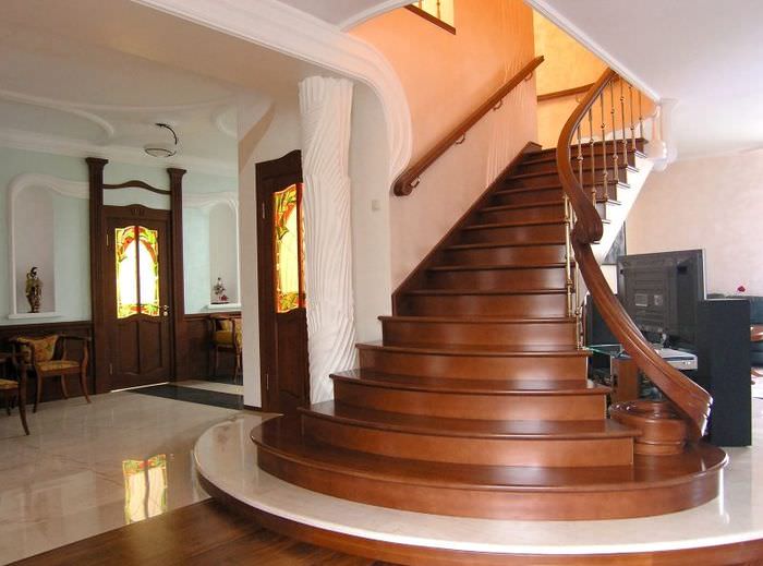 Маршевая лестница из дерева в дизайне таунхауса