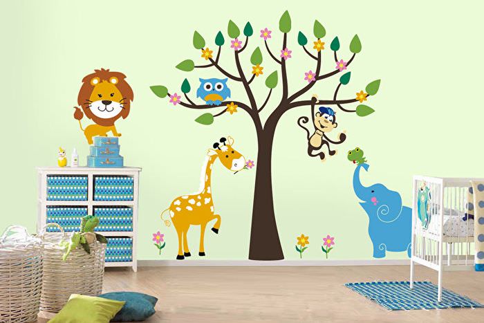 Рисунки животных на стене детской комнаты
