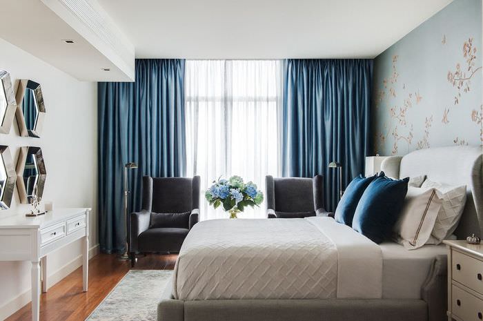 Темно-синие шторы в дизайне спальни