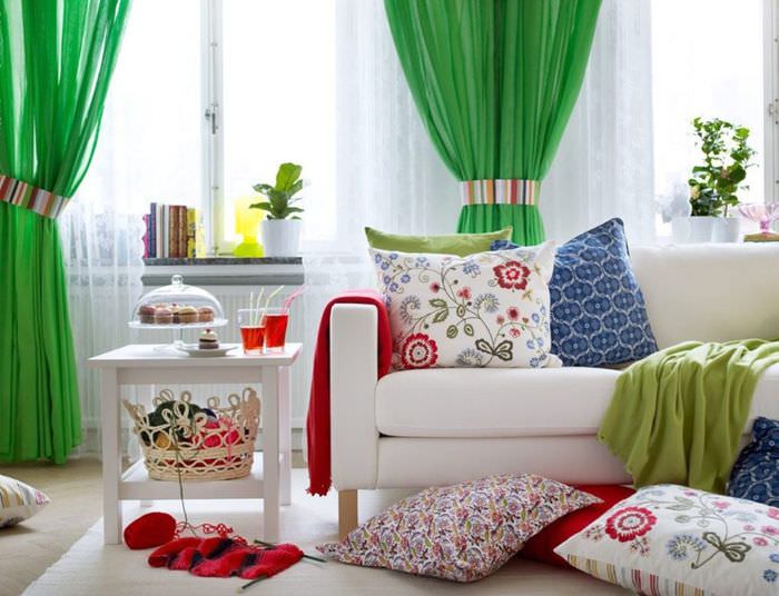 Белая мебель в комнате с зелеными занавесками