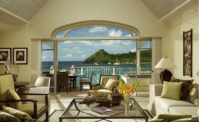 Вид на тропический ландшафт в ложном окне гостиной