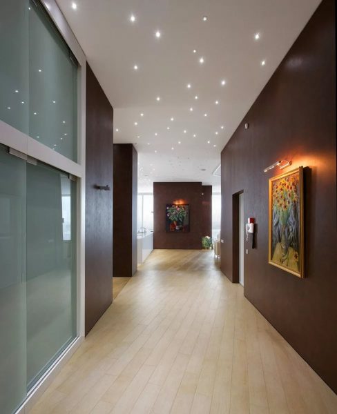 Подвесные или натяжные потолки являются идеальным вариантом для коридора. 