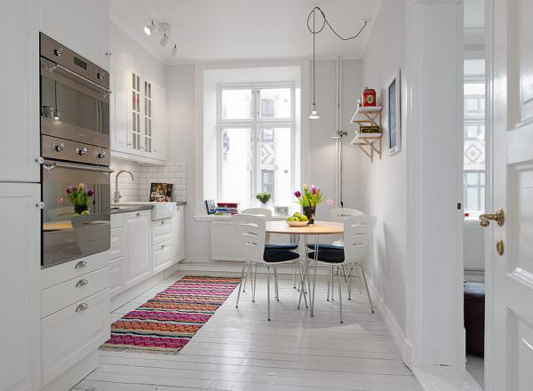  Для маленькой кухни будет идеальным решением использовать более светлые и спокойные тона.