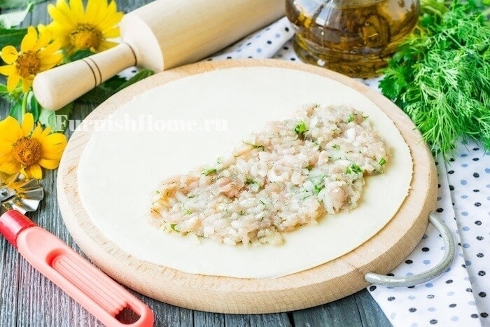 Чебуреки из слоеного теста с мясом и зеленью