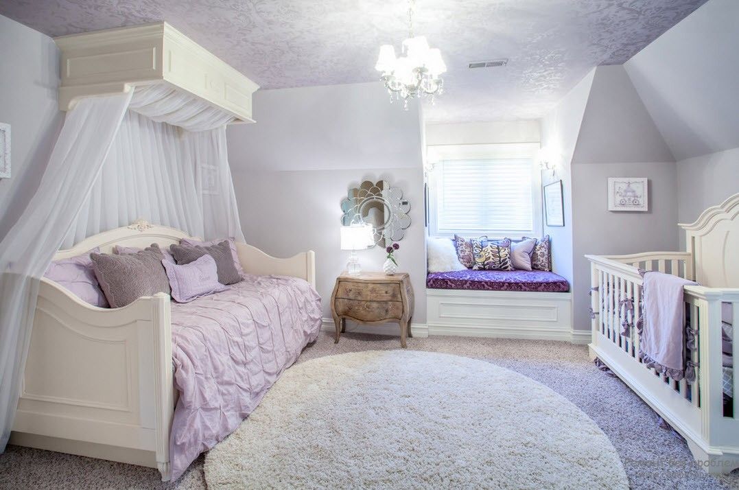 Благородный светлый потолок в белом интерьере детской комнаты