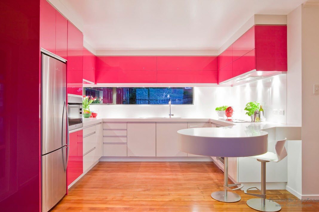 Сочетание ярко-розового с белым в интерьере кухни