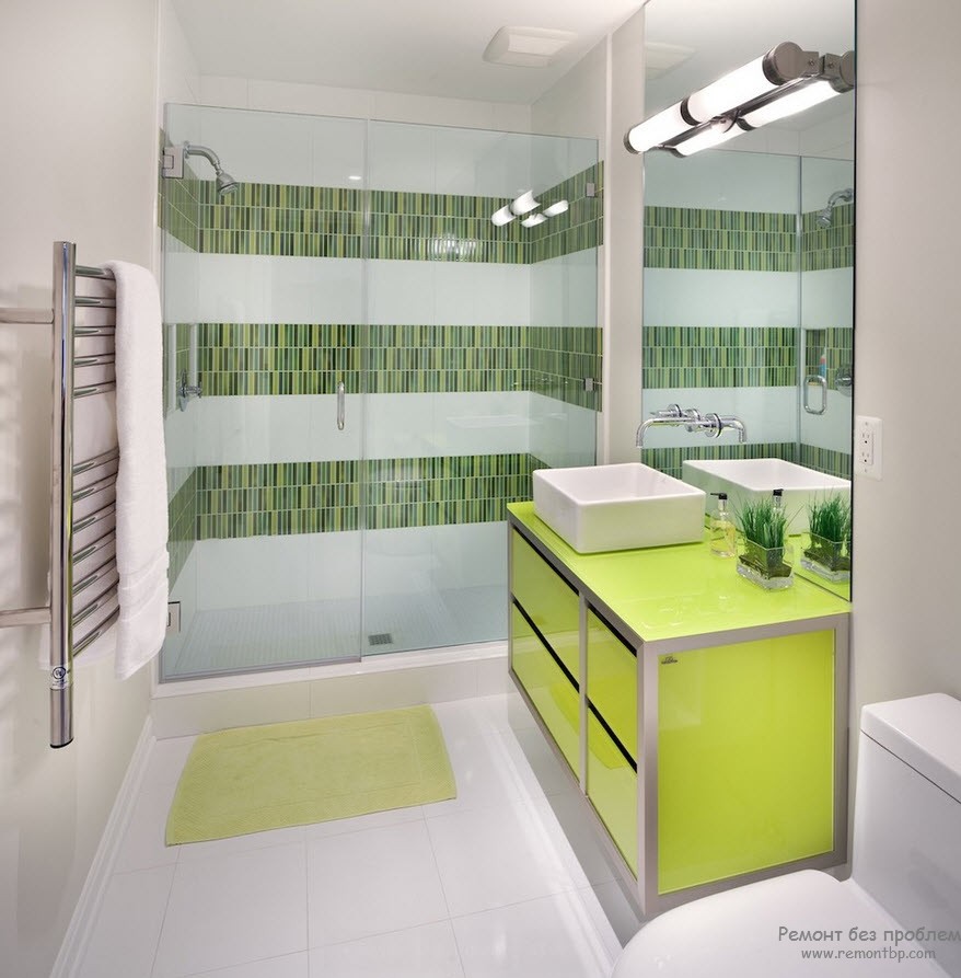 Зеленаяя мозаика в качестве отделки стены ванной комнаты