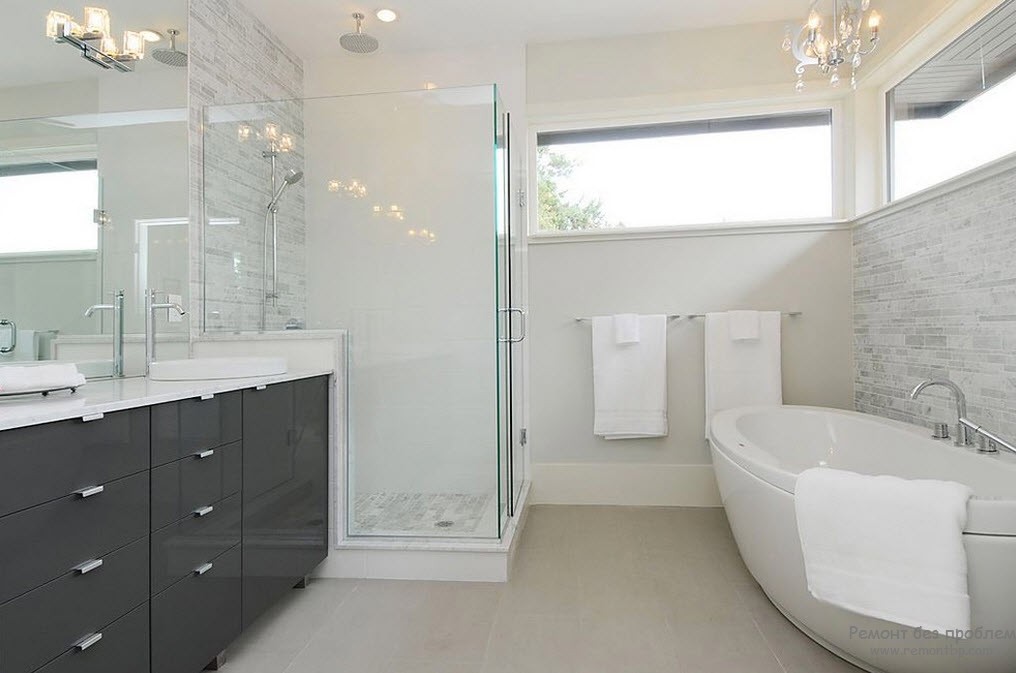 Светло-серый с темно-серым и  белым - чудесное сочетание для ванной комнаты