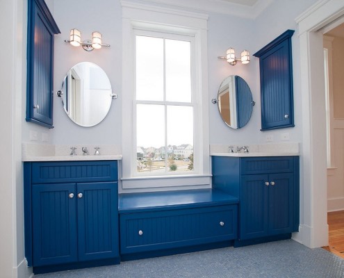 Синий цвет в мебели ванной