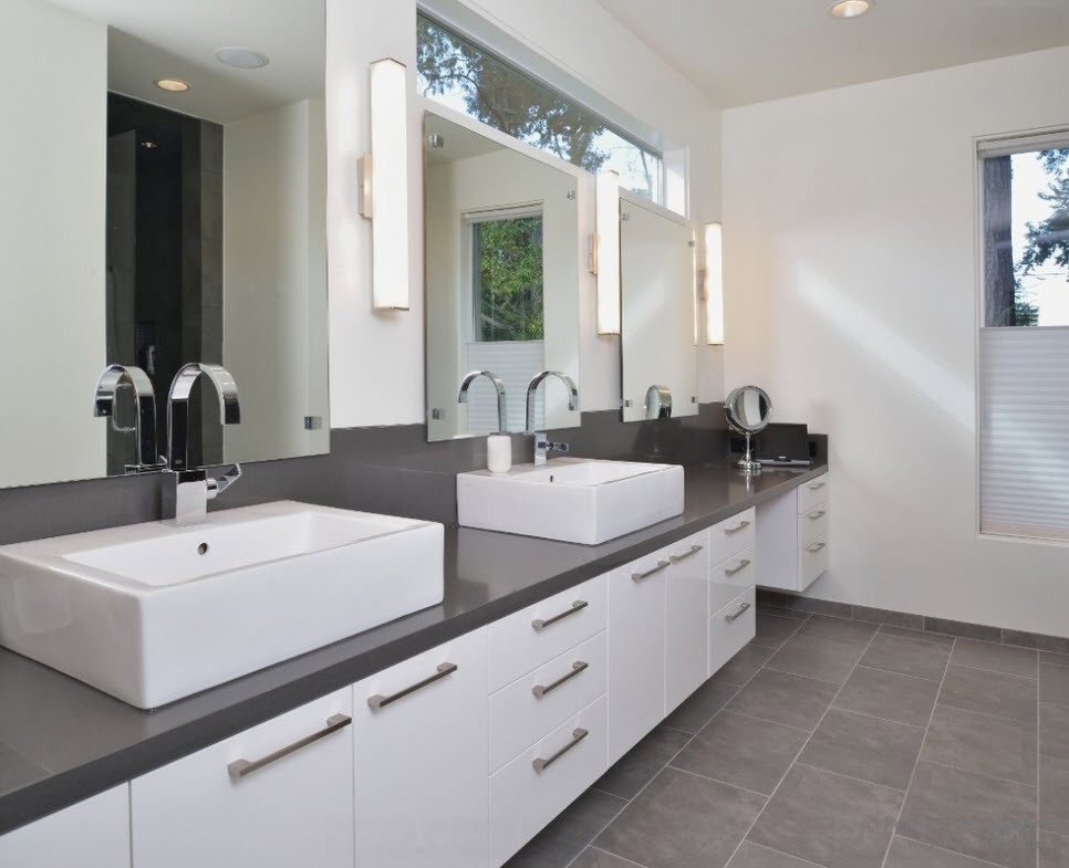 Хромированные детали с серым интерьером ванной комнаты отлично гармонируют
