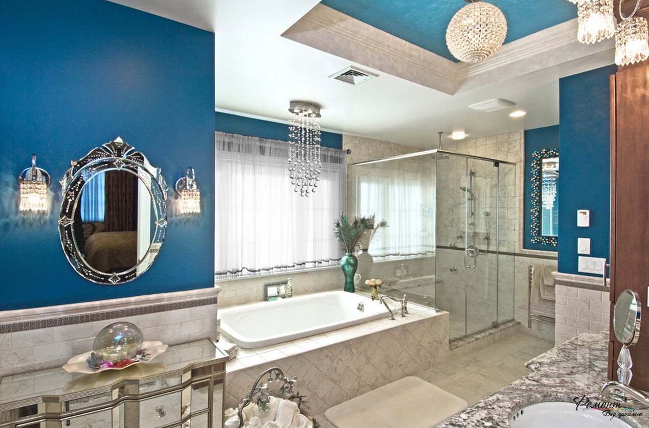 Яркий интерьер ванной комнаты с использованием синего цвета, который присутствует в меру