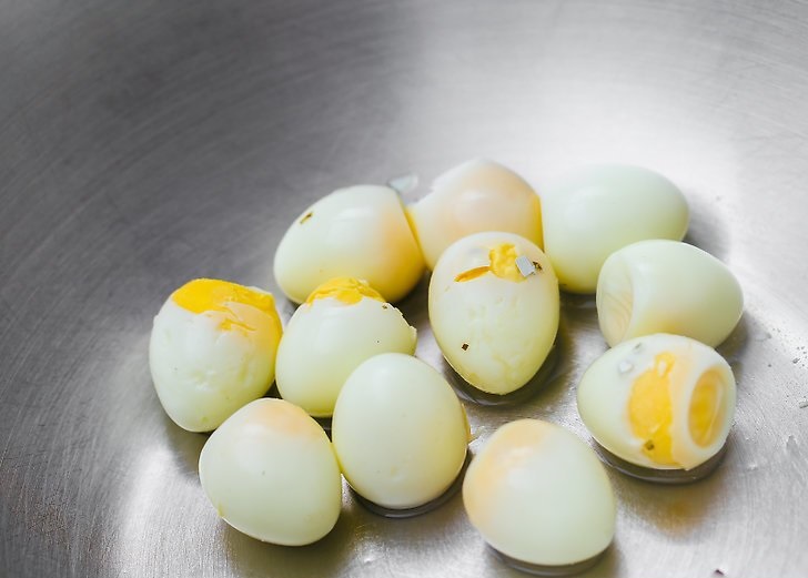 как быстро почистить перепелиные яйца
