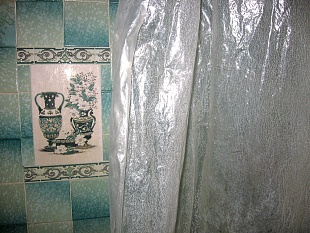 Удачное сочетание красоты и функциональности в использовании шторки для ванной под цвет плитки