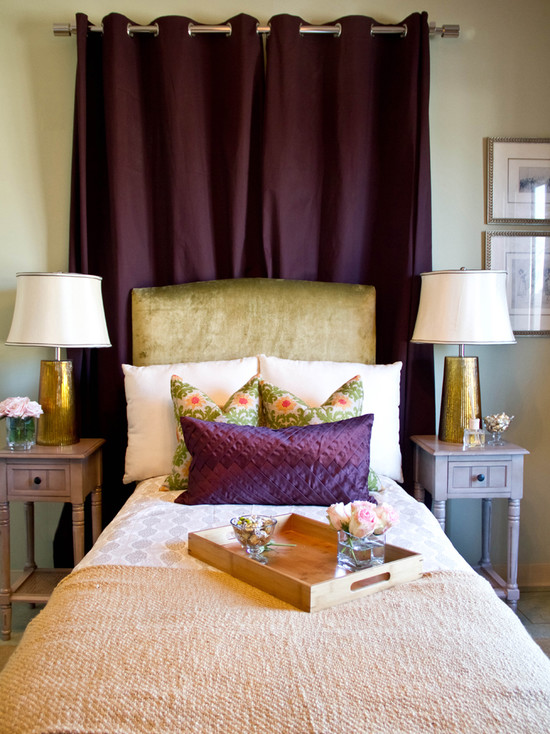 Фото: салатовое основание кровати с фиолетовыми шторами