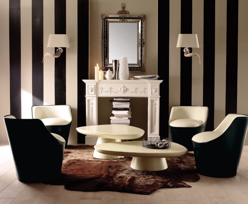 Полосатые черно-белые обои в гостиной с декоративным камином